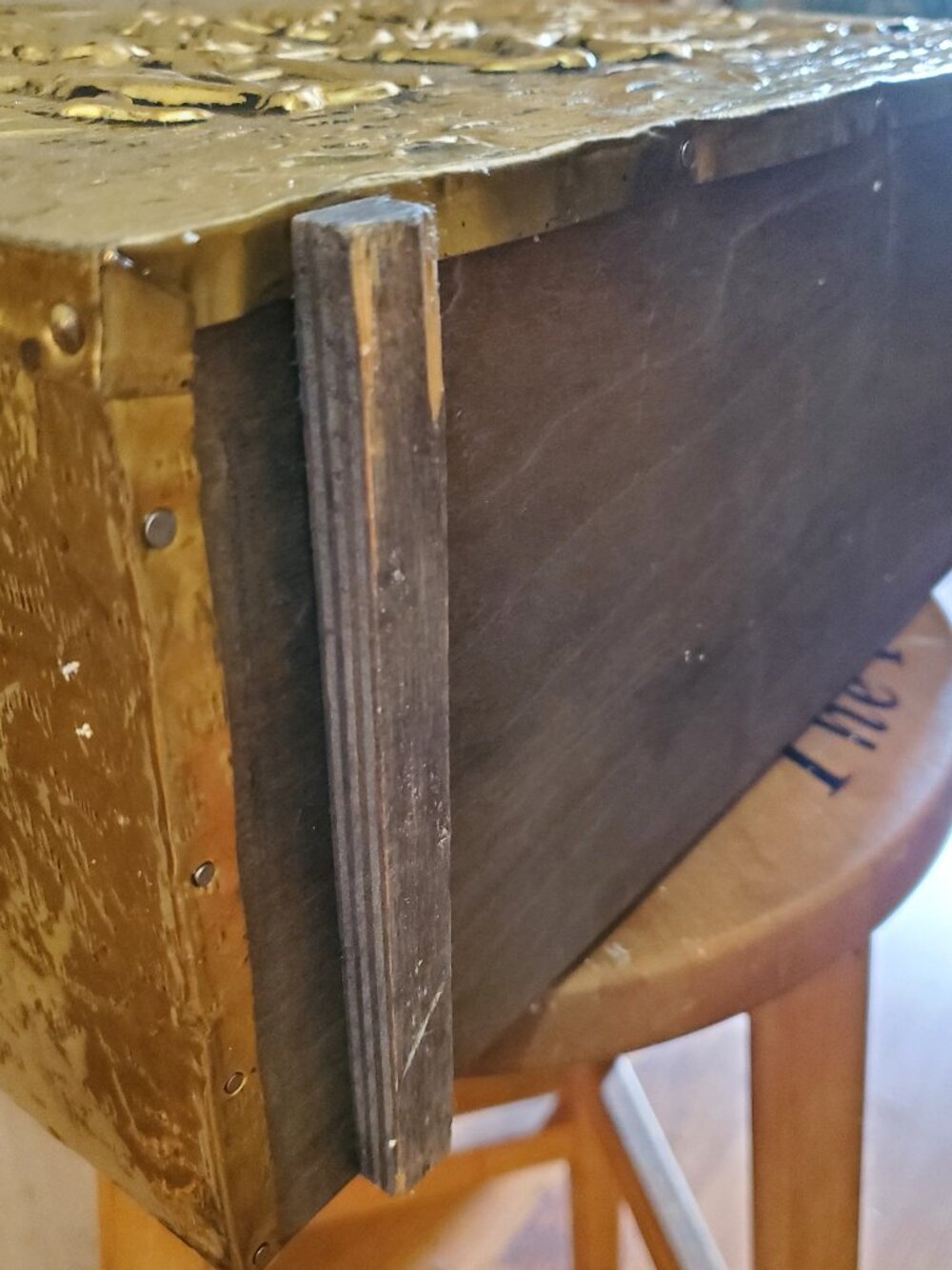 embossed brass and wood magazine rack, English mid-century home decor - Picture 10 of 16
